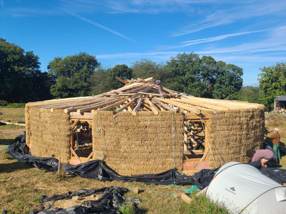Construction chantier participatif d'une paillourte